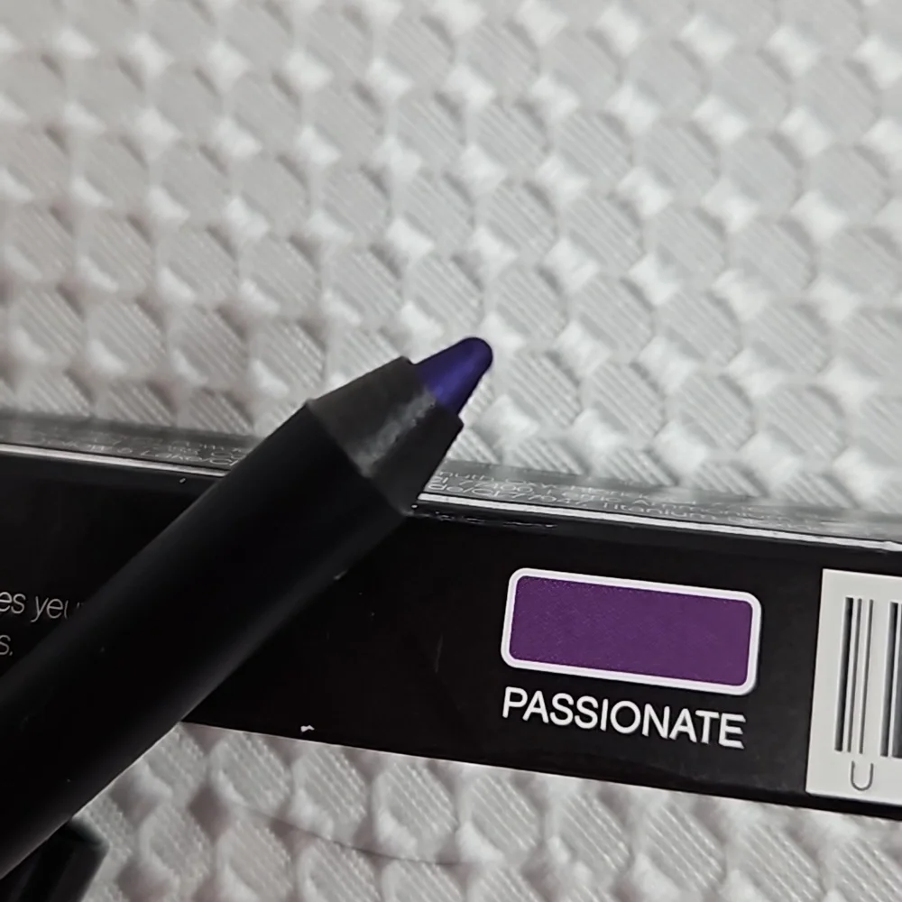 MOODSTRUCK PRECISION PENCIL EYE LINER IN PASSIONATE-A RICH DEEP PURPLE
